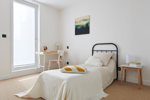 Home staging à Nantes d'une chambre enfant pour créer le coup de coeur avec lit bureau cadre coussin